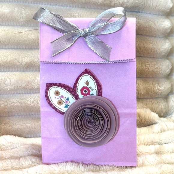 Hand Crafted Valentine’s Day Gift Set Cupcake Socks & Beaded Pen W/ Gift Bag - Picture 9 of 10